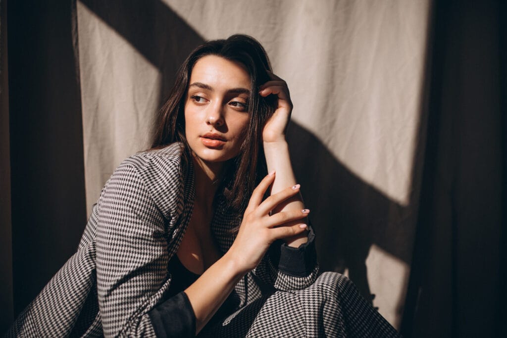 mulher com terno preto clássico na moda feminina