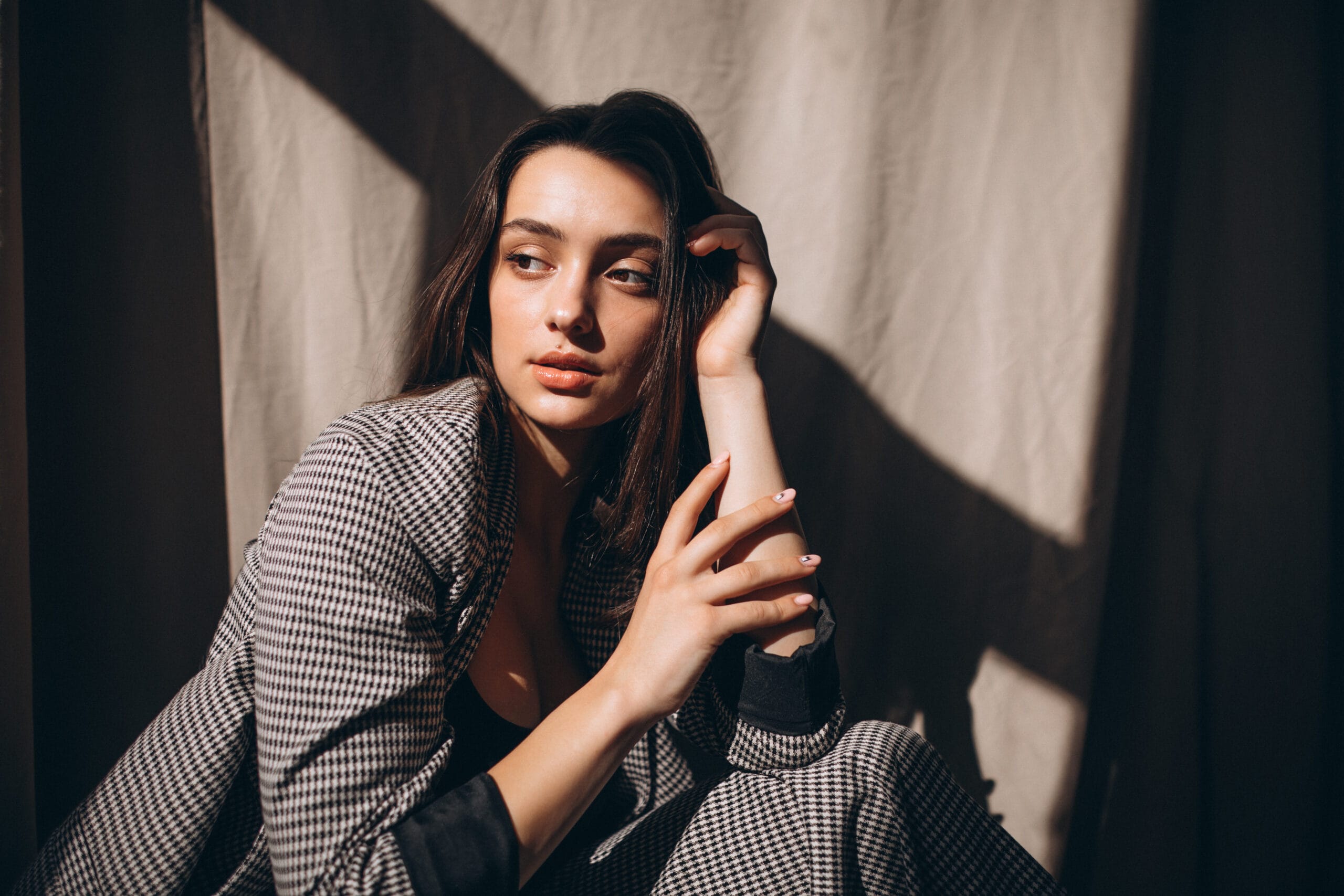 mulher com terno preto clássico na moda feminina