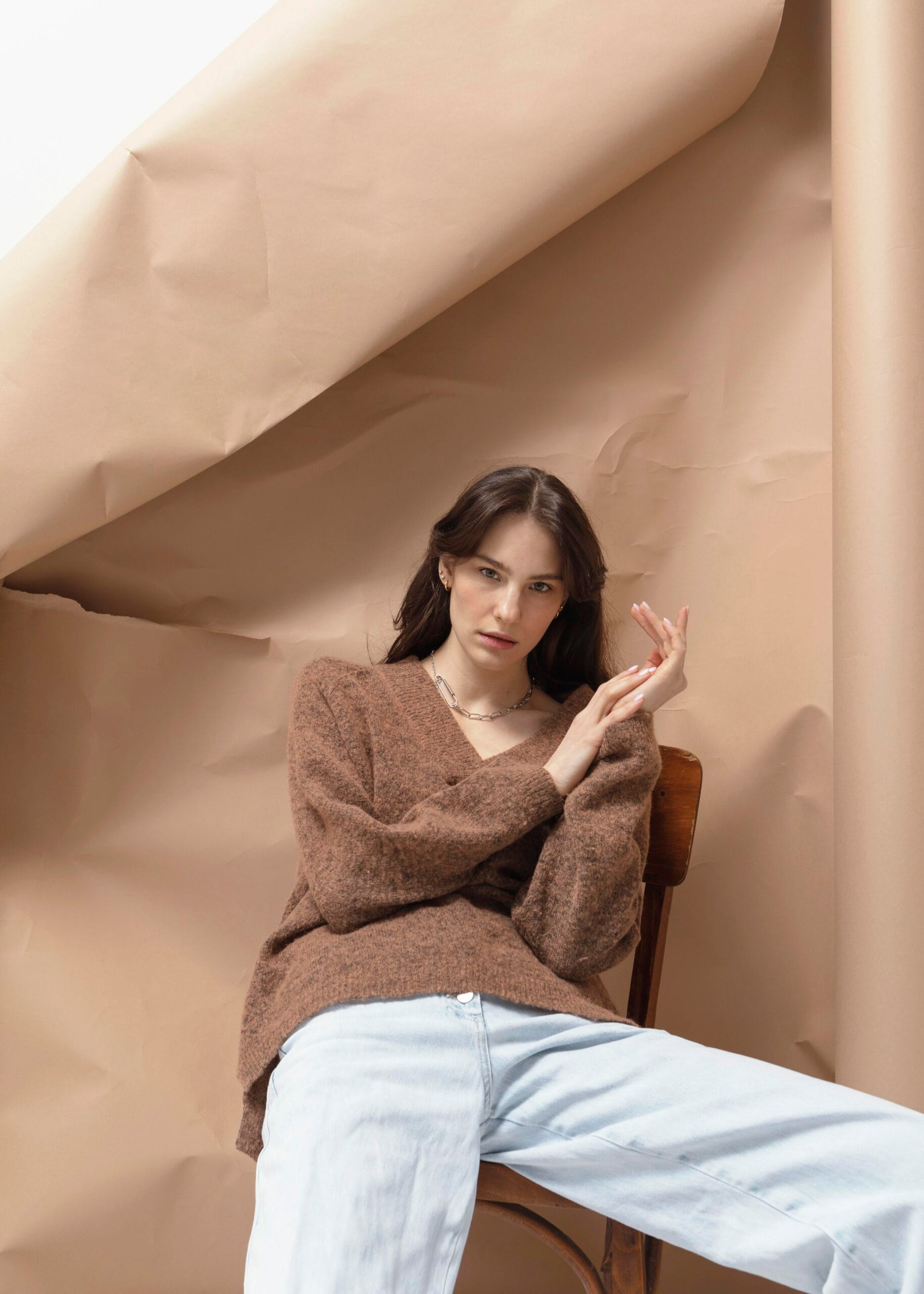 mulher em cenário minimalista