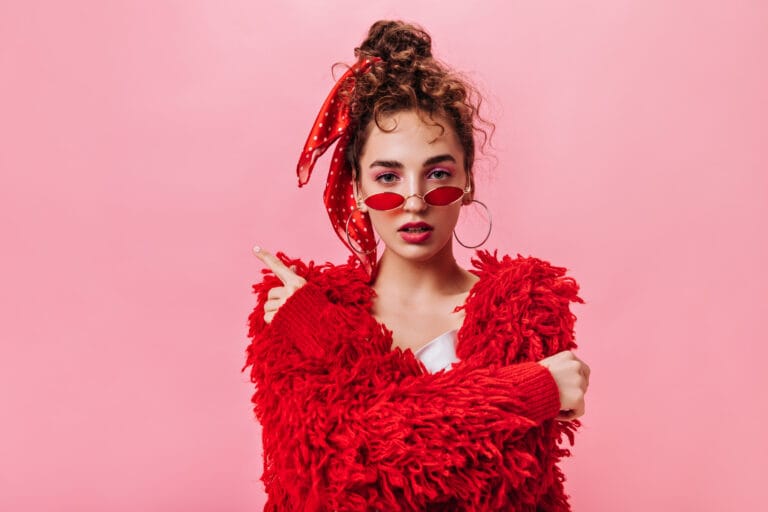 garota expressiva utilizando tom vermelho